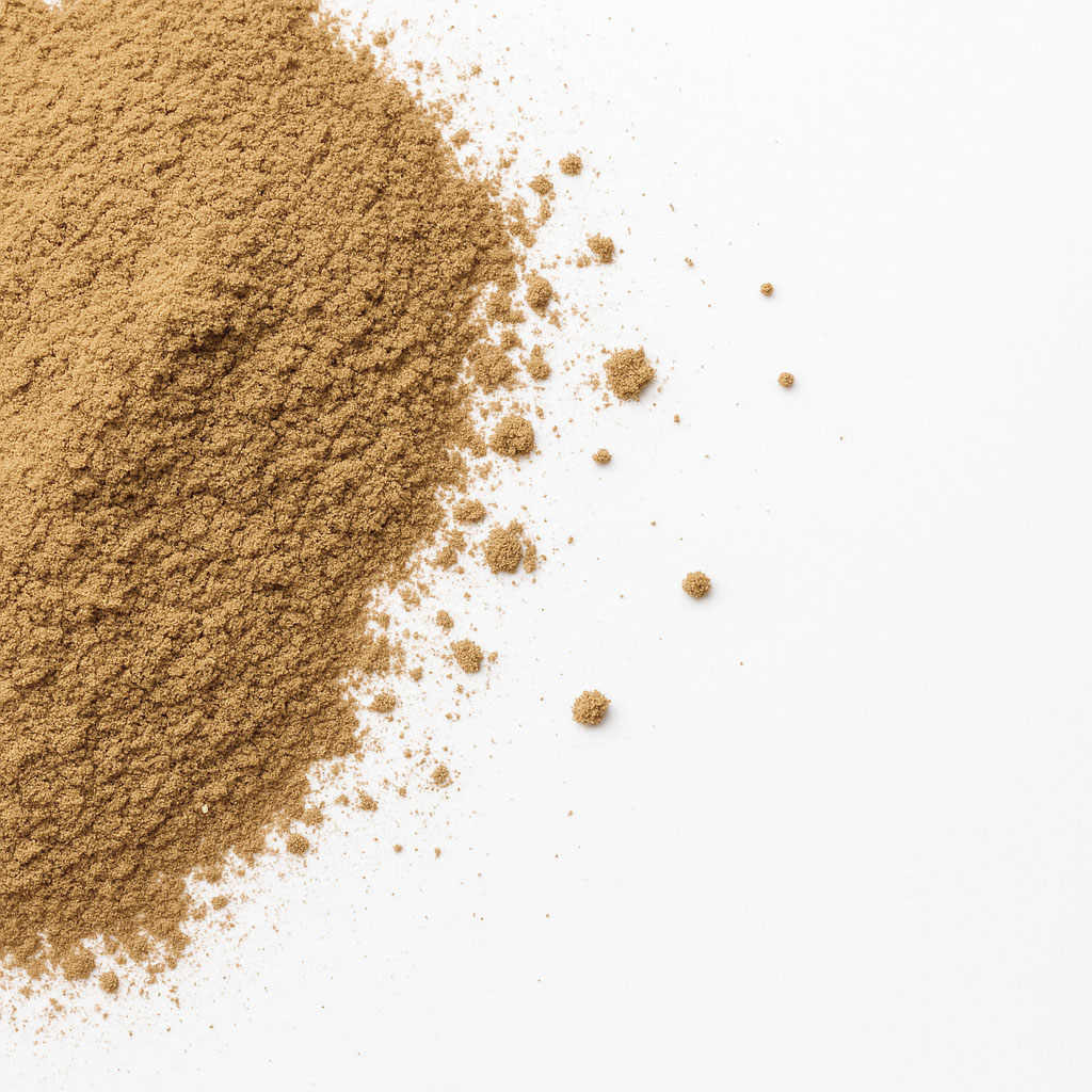 Haufen von Bio-Ingwer-Pulver auf weißem Hintergrund