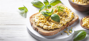 Leckeres Eiersalat-Sandwich mit frischem Basilikum Eiersalat-Sandwich mit frischem Basilikum auf Brot