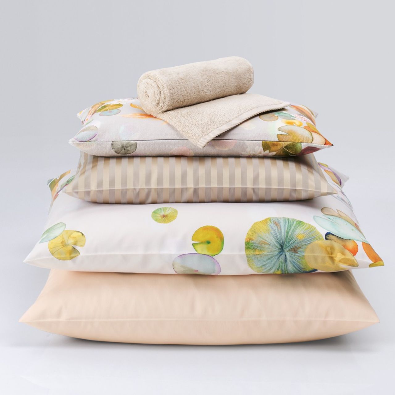 Bettwäsche Ninfea von Christian Fischbacher – Stapelaufnahme für Crosssellingmöglichkeiten