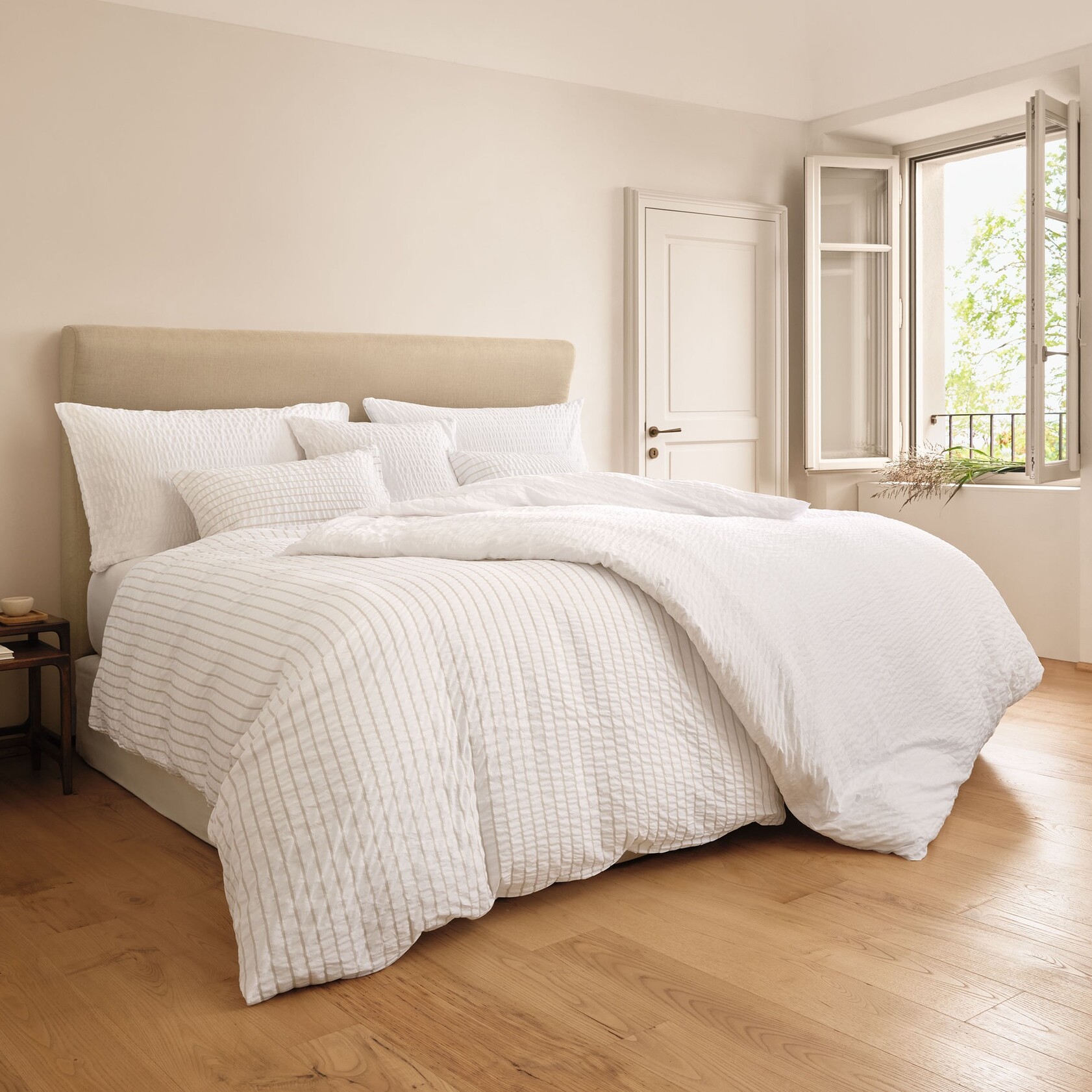 Bett, Bettwäsche, Kissen, Streifenmuster, Weißes Bettzeug, Bett, Bettwäsche, Weiß, Kopfkissen, Holzboden, 