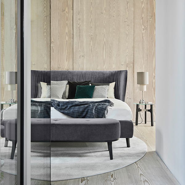 Bettbank Polo vor Bett in grau