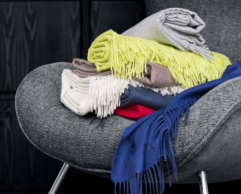 Zoeppritz Decke Viele bunte Zoeppritz Decken auf einem grauen Stuhl
