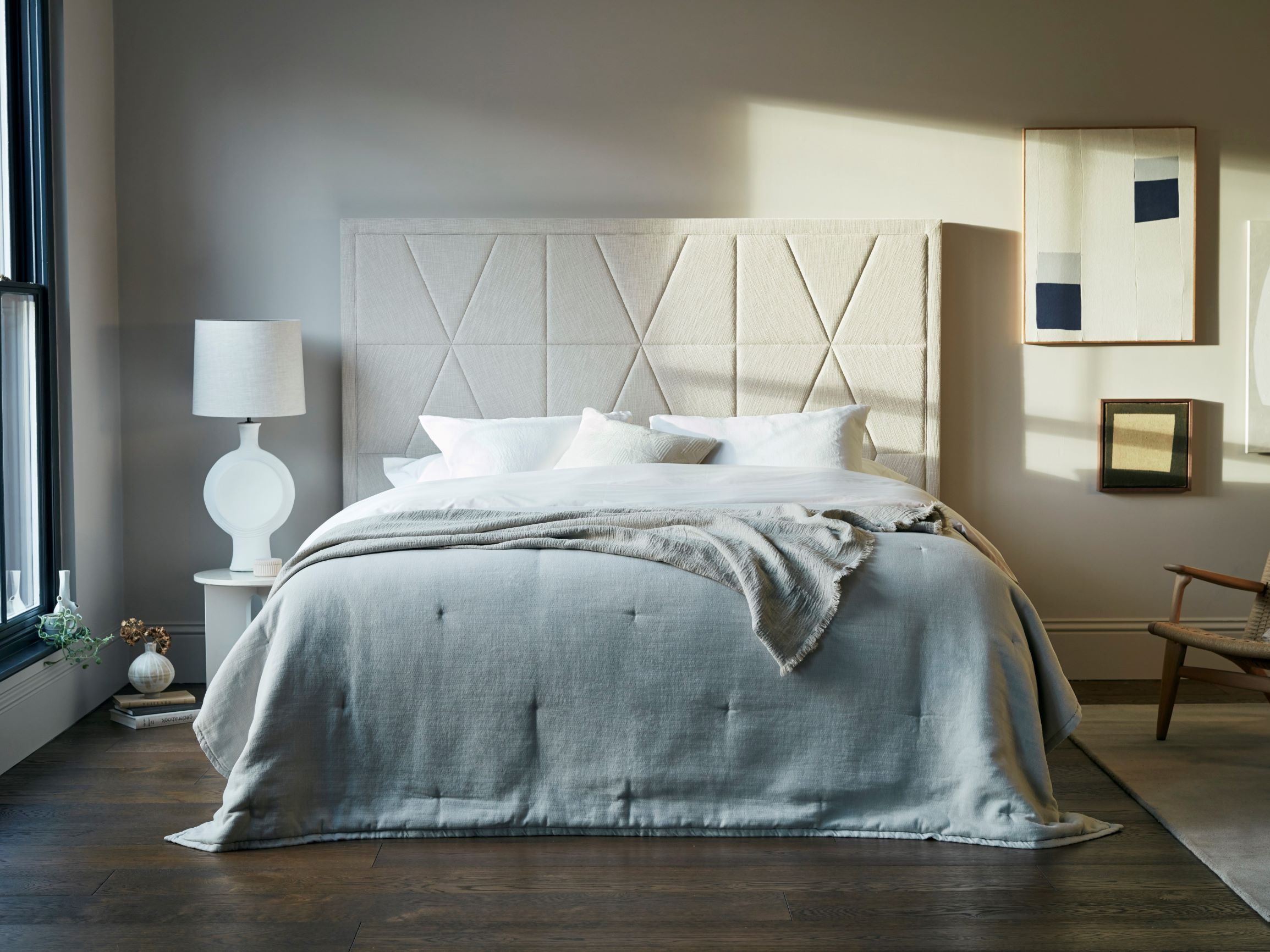 Zimmer in ruhigen Grau- und Brauntönen mit großem Vispring Bett