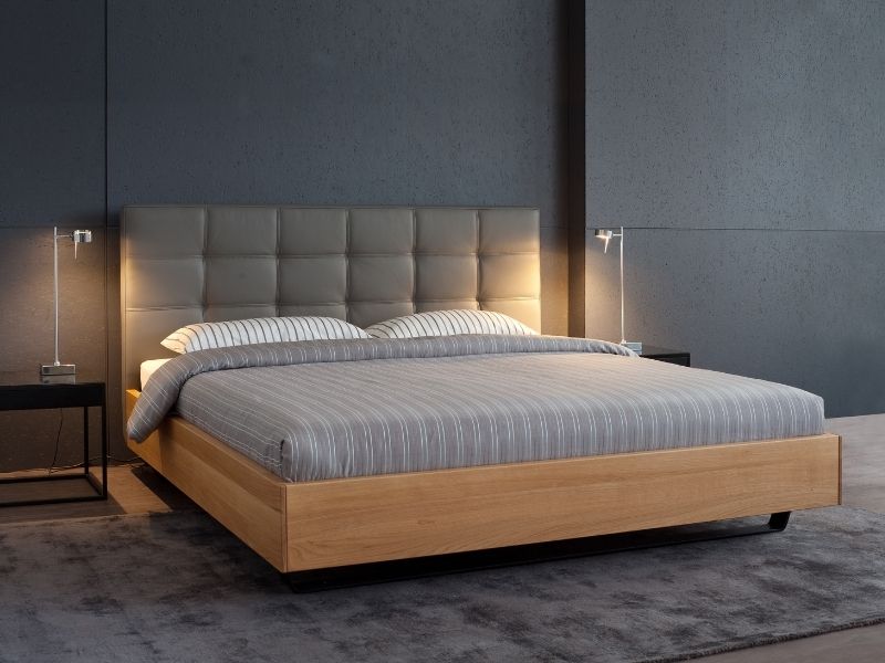 Whitebeds Betten Graues Doppelbett von Whitebeds in dunkelgrauem, modernem Raum