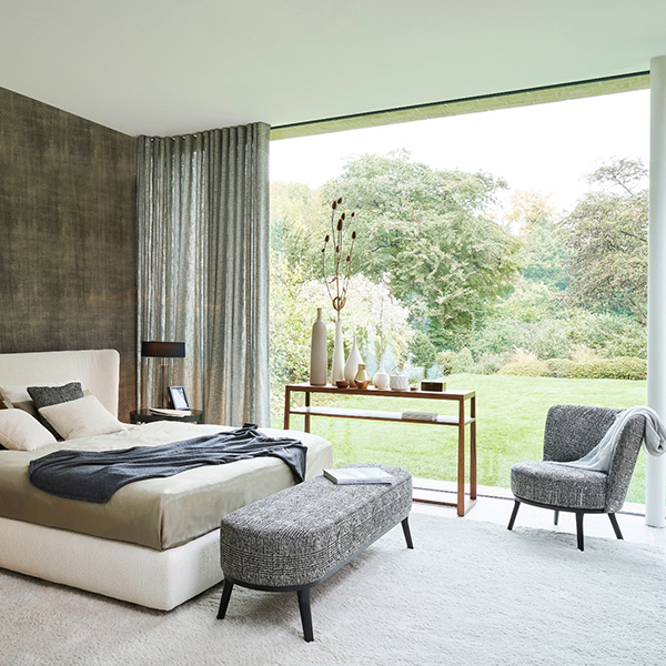 Bettbank Polo in grau in Schlafzimmer mit Blick ins Grüne