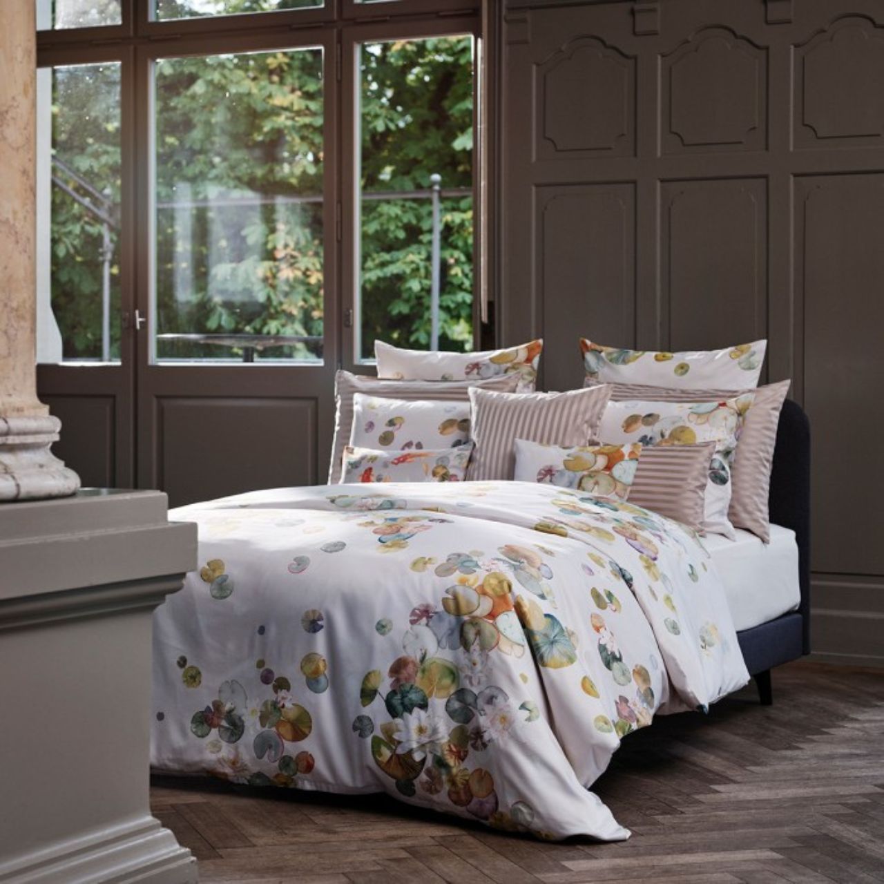 Bettwäsche Ninfea von Christian Fischbacher - Lifestylebild im Schlafzimmer