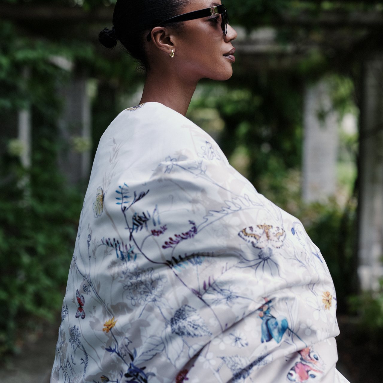 Bettwäsche Aviva von Christian Fischbacher - Model in Bettdecke gehüllt