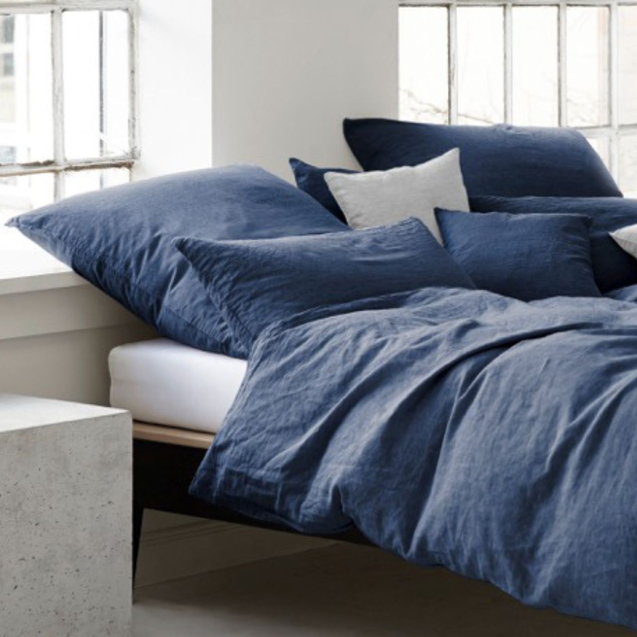 Elegante Bettwäsche Heller Raum mit dunkelblauer Elegante Bettwäsche