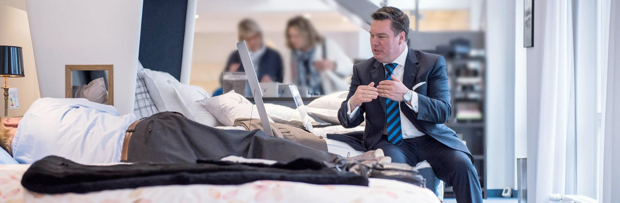 Geschäftsmann, Büro, Diskussion, Anzug, Laptop, Beratungssituation Bett mit zwei Personen