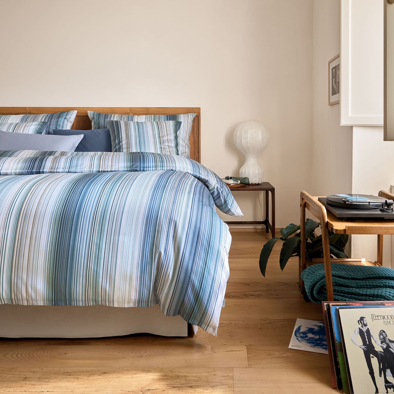 Bettwäsche, Streifen, Bett, Bettbezug, Kissen, Bett, Bettwäsche, Streifen, Blaue Farbtöne, Holzboden, 