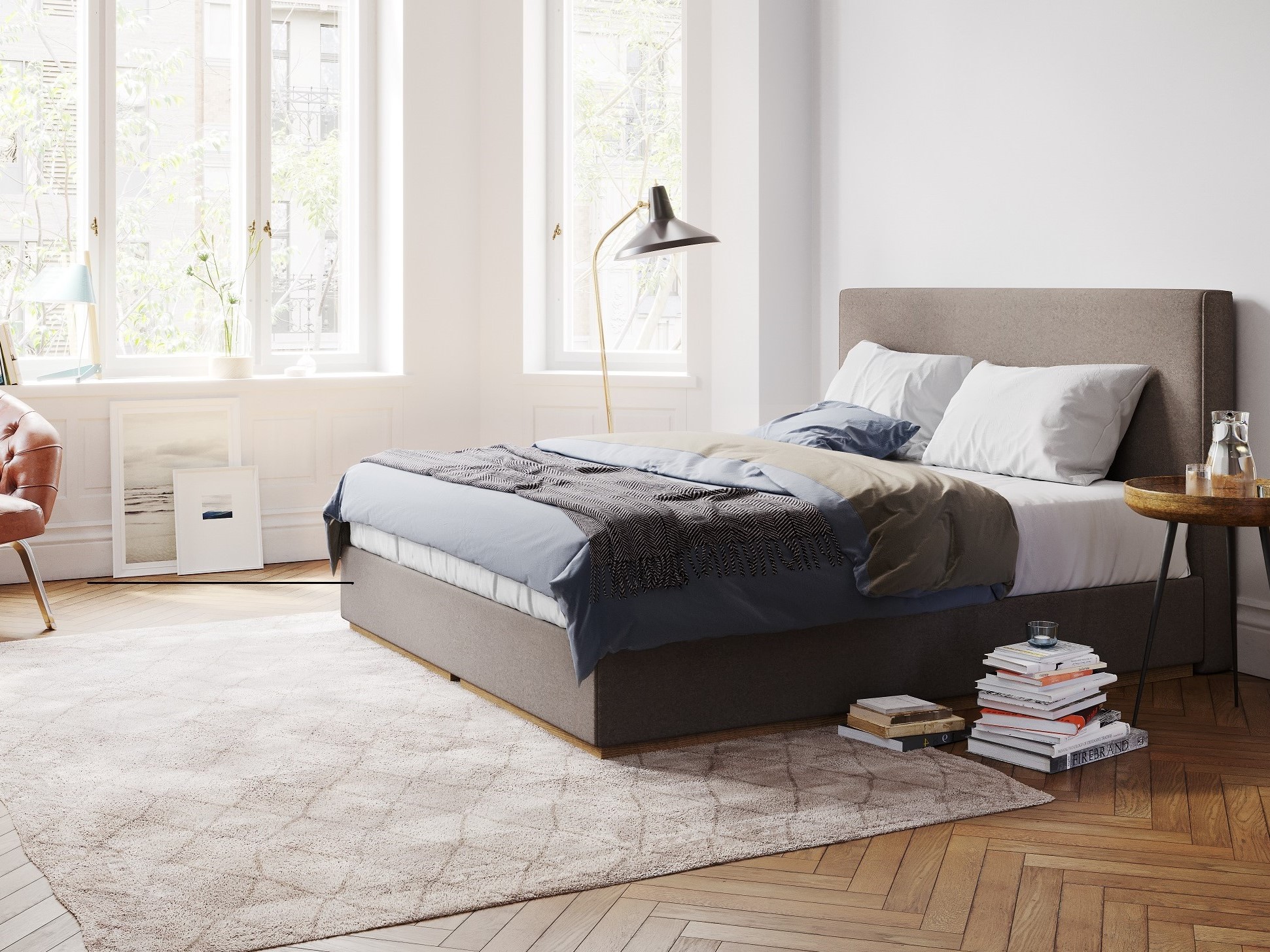 Dunkelbraunes Superba Bett neben Bücherstapel und Nachttisch in einem hellem, lichtdurchfluteten Zimmer