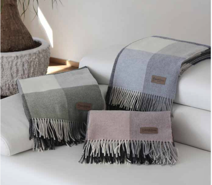 Eskimo Decken und Plaids Drei Eskimo Wolldecken mit Karomuster in hellen Farben