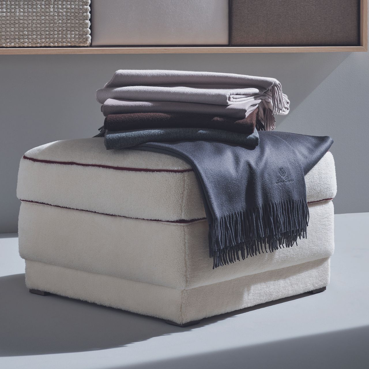 Loro Piana Plaid Unito auf Hocker Loro Piana Plaid Unito auf Hocker