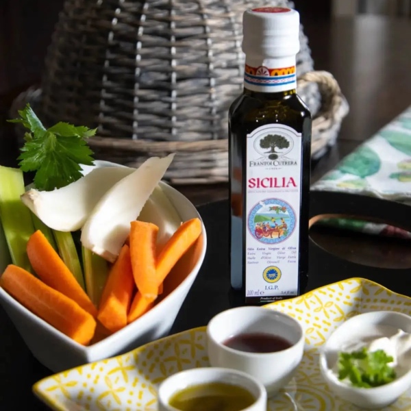 Cutrera Sicilia und verschiedenen Gemüse auf einem Tisch Stilleben mit Cutrera Sicilia und verschiedenen Gemüse auf einem Tisch