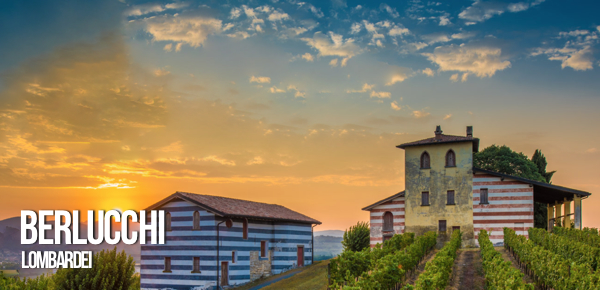 Kellerei Berlucchi Altes kellereigebäude von Berlucchi im Abendrot