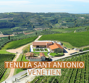 Kellerei Sant Antonio Venetien Italien Luftbild der Kellerei Sant Antonio mit Hügelliger LAndschaft und weinbergen