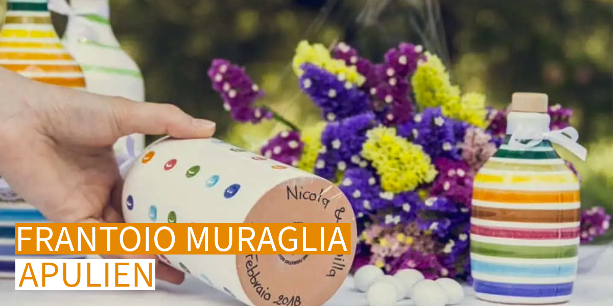 Frantoio Muraglia Olivenöl Extra Vergine di Oliva aus Apulien Bild mit Keramikflaschen und Blumen von Frantoio Muraglia aus Apulien