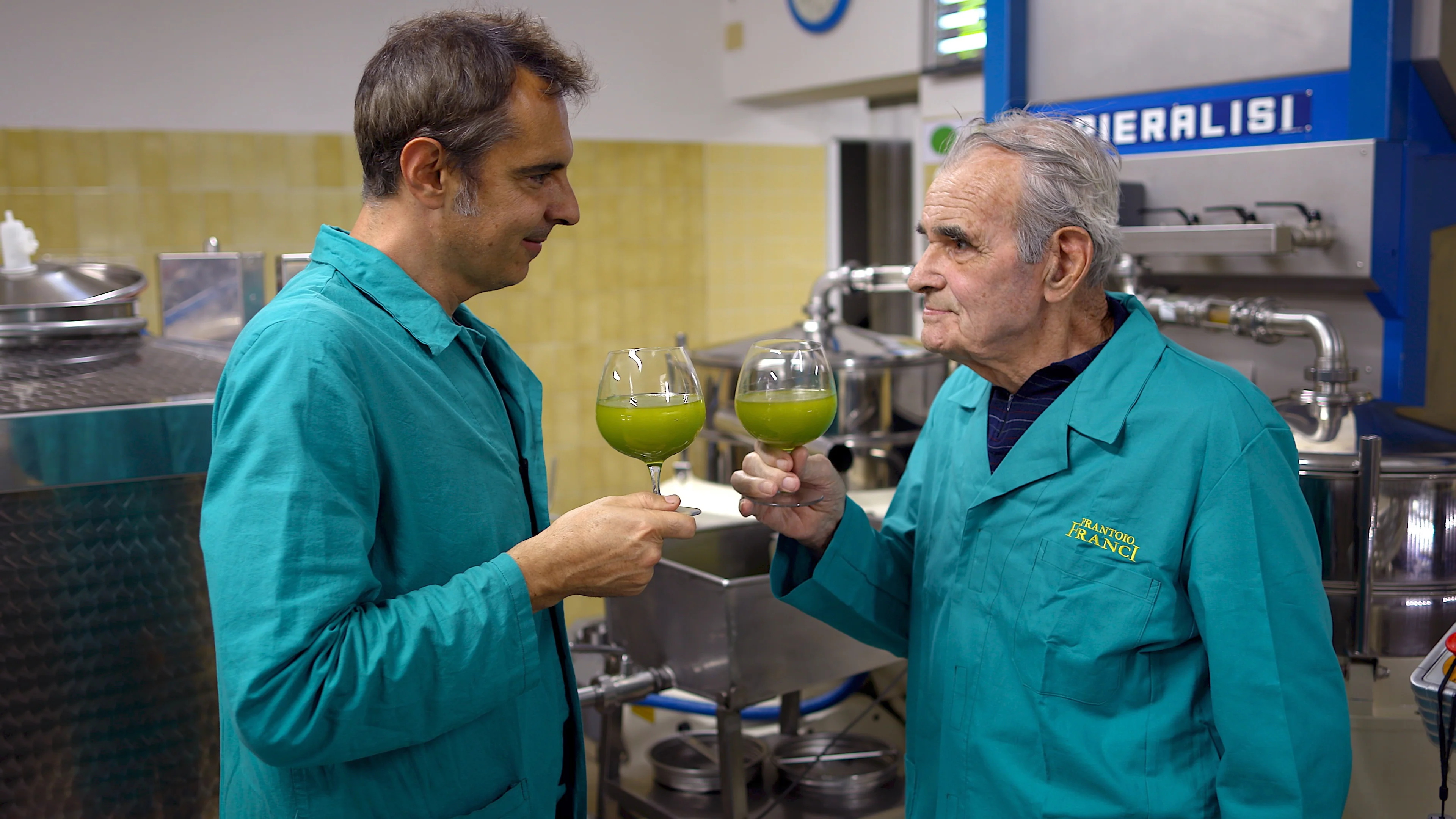 Vater und Sohn Franci verkosten frische gepresstes Olivenöl Vater und Sohn Franci verkosten frische gepresstes Olivenöl