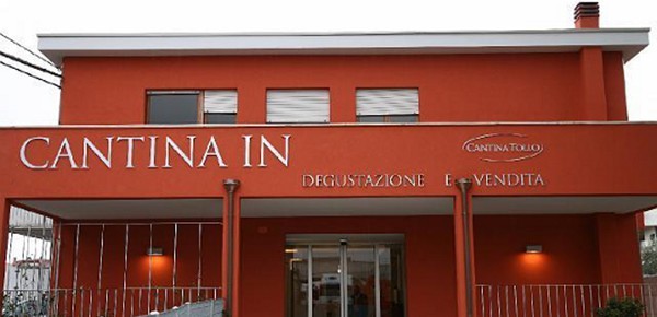 Cantina Tollo aus den Abruzzen Aussenansicht der Cantina Tollo aus den Abruzzen