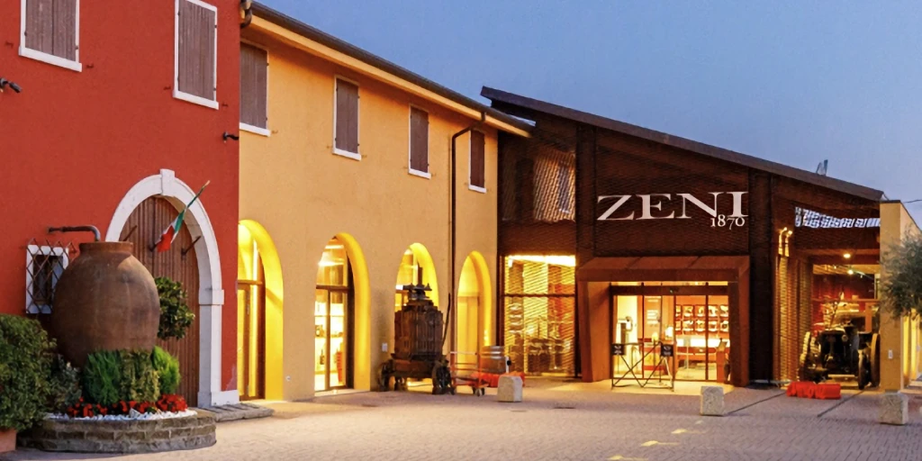 Blick auf das Gebäude und den Hausverkauf der Kellerei Zeni in Bardolino