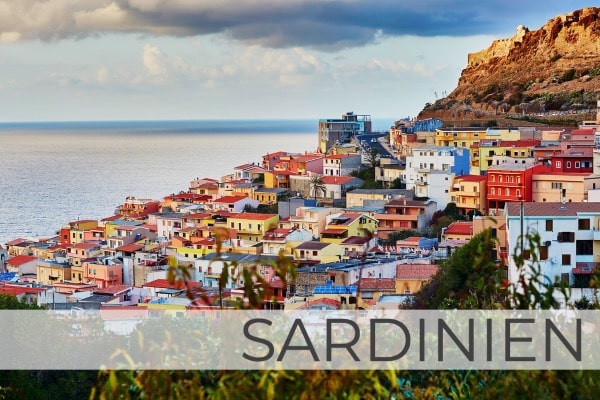 Region Sardinien Blick über Häuser an der Steilküste aufs Meer in Sardinien