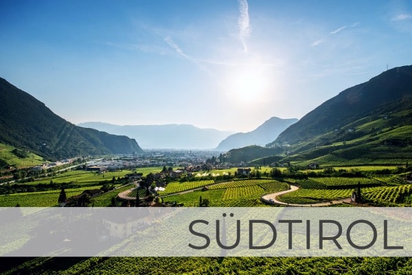 Tal in Südtirol mit Blick auf die Dolomiten Tal in Südtirol mit Blick auf die Dolomiten