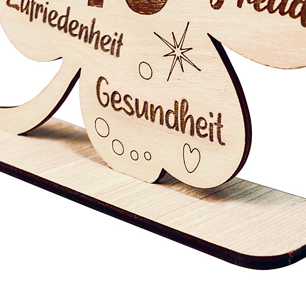Graviertes Glücks-Kleeblatt zum 65. Geburtstag, Holz als Deko & Geschenk