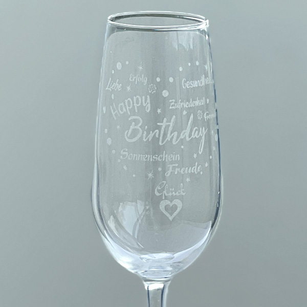 Graviertes Sektglas "Happy Birthday" mit positiven Eigenschaften in Herzform 