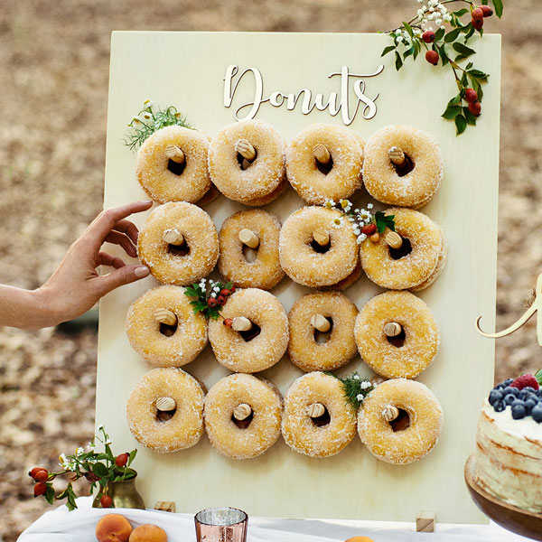 Donut Ständer - Donut Wand zum hängen von 16 Donuts aus Naturholz