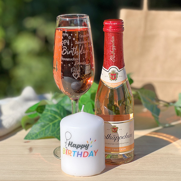 Geschenkset "Happy Birthday": graviertes Sektglas, Rotkäppchen rosè & Kerze