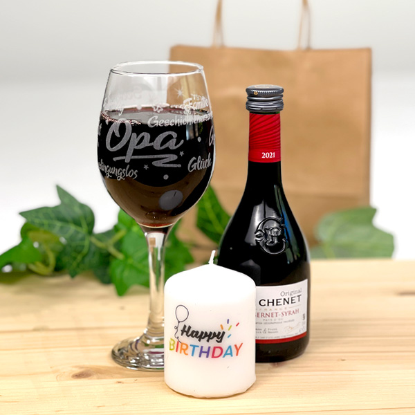 Wein-Geschenkset "Opa": graviertes Weinglas, Rotwein & Kerze