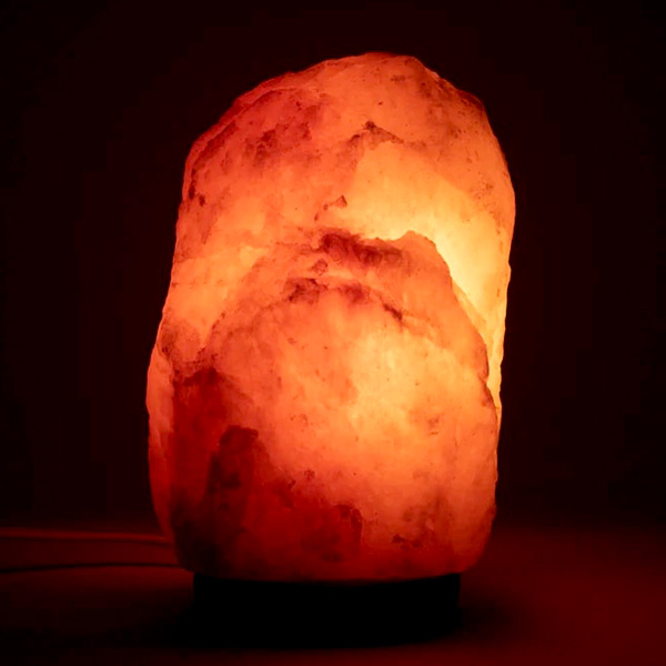 Salzkristall-Lampe mit Akazienholzsockel und Steckerkabel
