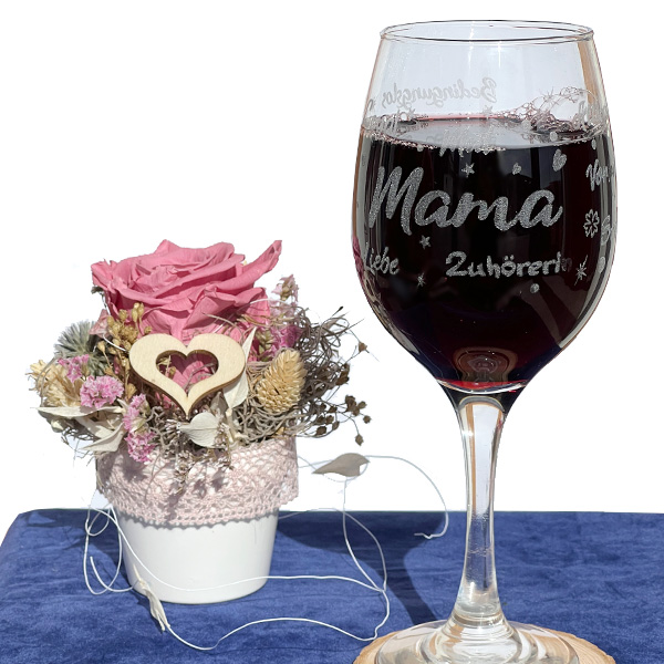 Graviertes Weinglas "Mama" mit positiven Eigenschaften