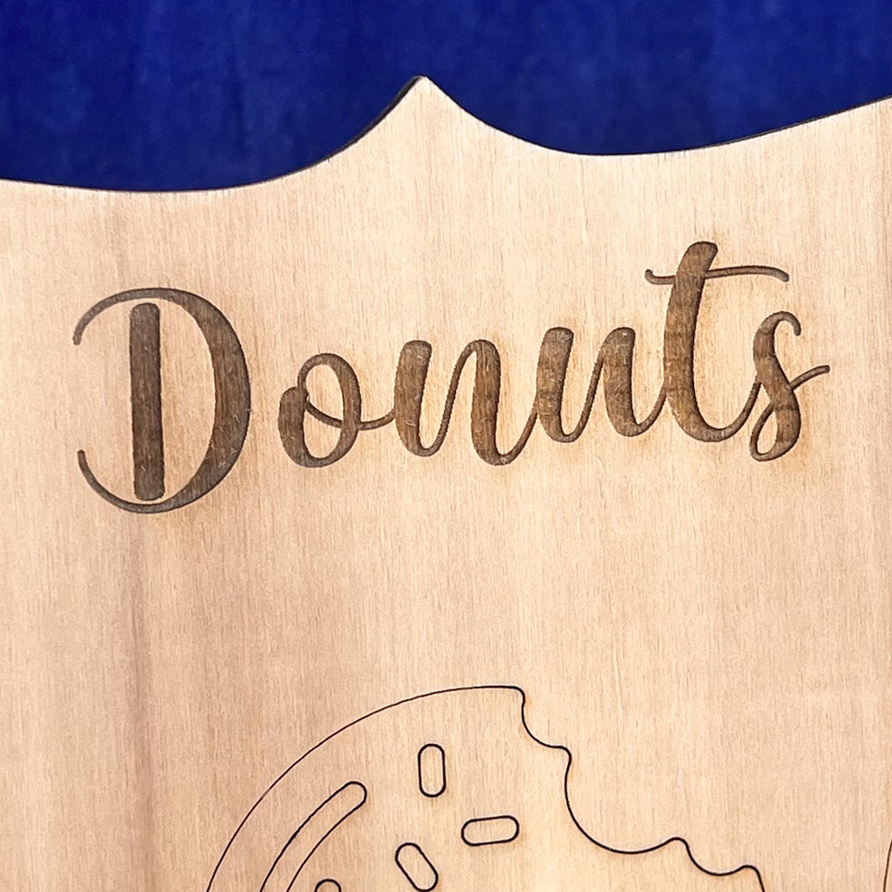 Profi Donut-Aufsteller, Donut Wand aus Holz mit Gravur, 9mm, creme-weiß lackiert, für bis zu 36 Donuts