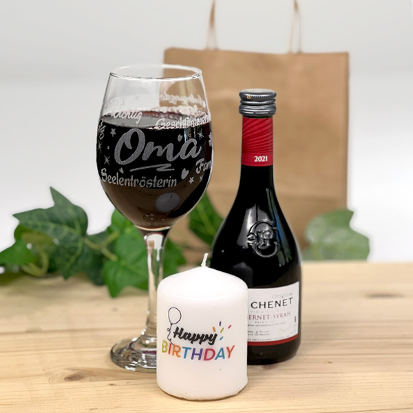 Wein-Geschenkset "Oma": graviertes Weinglas, Rotwein & Kerze