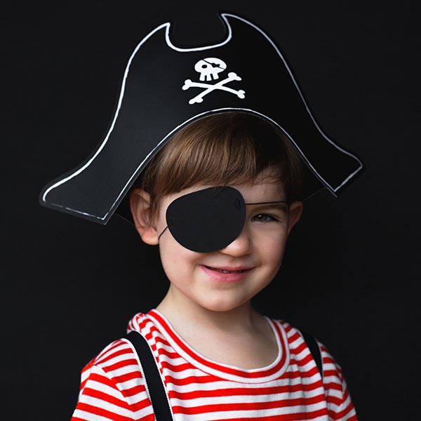 Piratenhut mit Augenklappe aus Pappe, 23cm x 18cm x 14cm