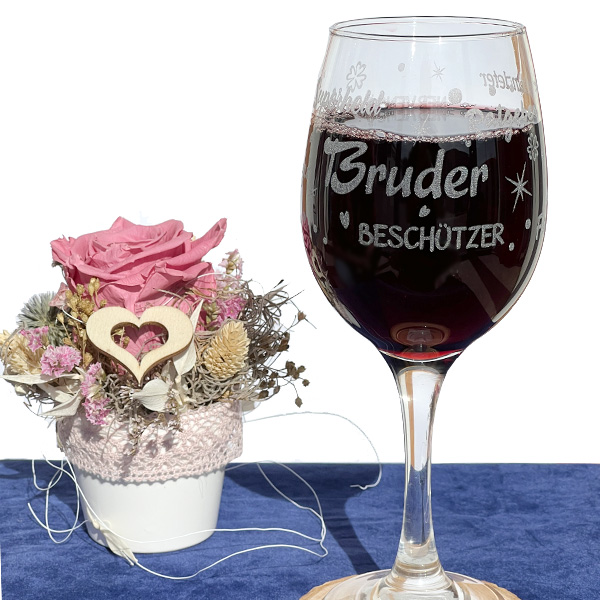 Graviertes Weinglas "Bruder" mit positiven Eigenschaften