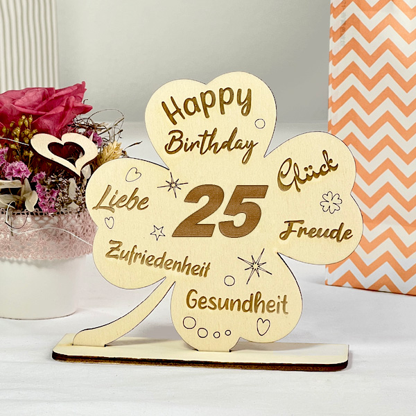 Graviertes Kleeblatt mit Glückwünschen zum 25. Geburtstag, Holz