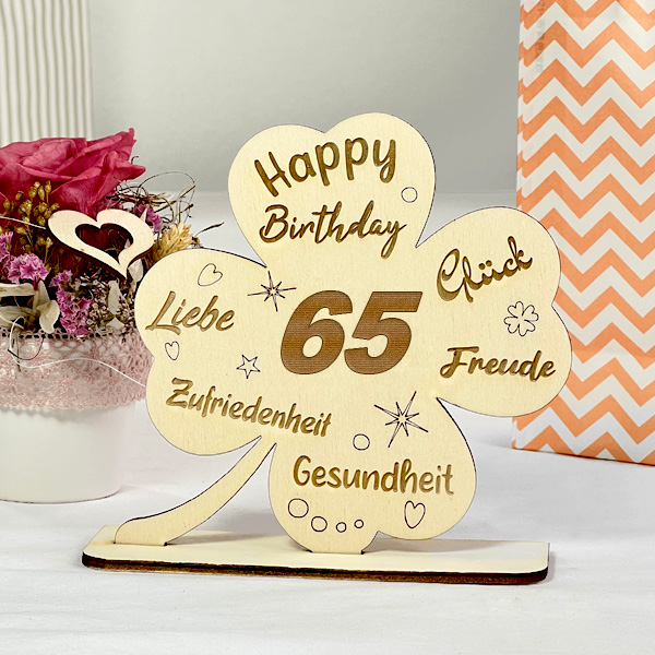Graviertes Kleeblatt mit Glückwünschen zum 65. Geburtstag, Holz