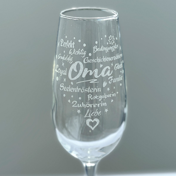 Graviertes Sektglas "Oma" mit positiven Eigenschaften in Herzform 