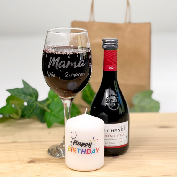 Wein-Geschenkset "Mama": graviertes Weinglas, Rotwein & Kerze