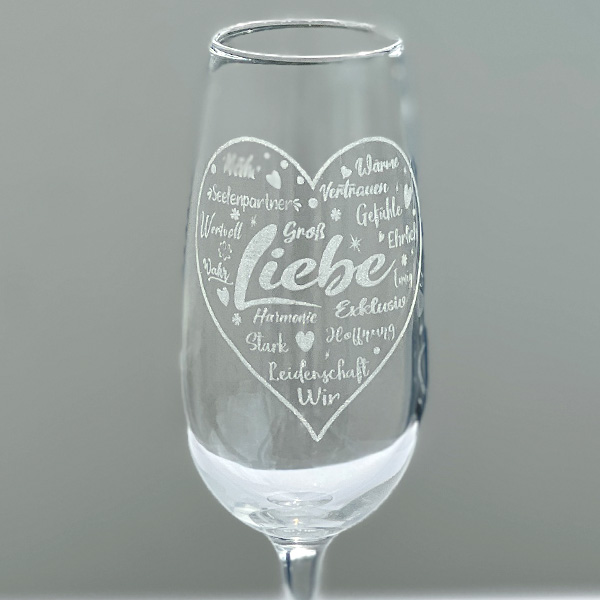 Graviertes Sektglas "Liebe" mit positiven Eigenschaften in Herzform 