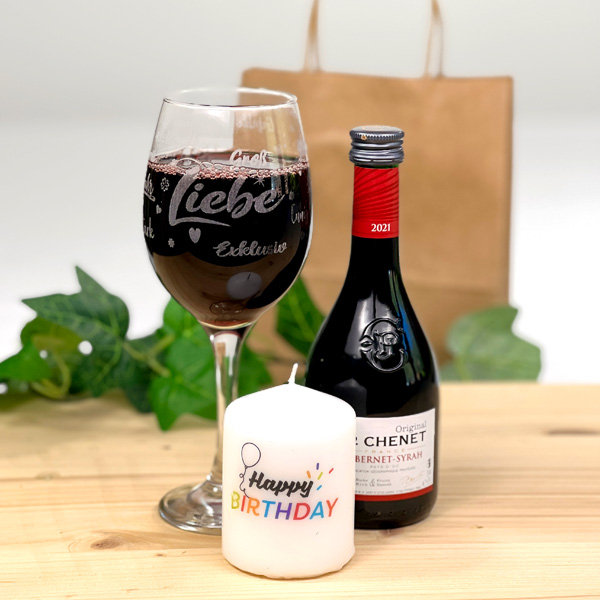 Wein-Geschenkset "Liebe": graviertes Weinglas, Rotwein & Kerze