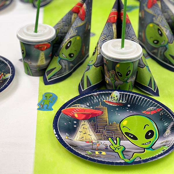 Alien Tischdeko Set bis 16 Kinder, Weltraum Party, 94-teilig