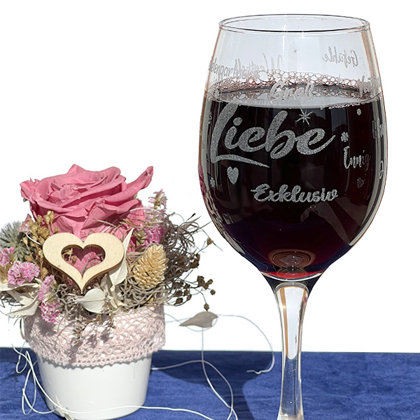 Graviertes Weinglas "Liebe" mit positiven Eigenschaften
