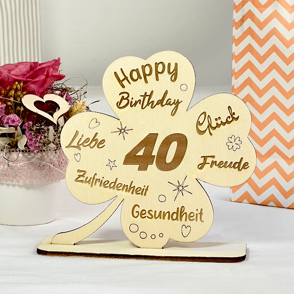Graviertes Kleeblatt mit Glückwünschen zum 40. Geburtstag, Holz