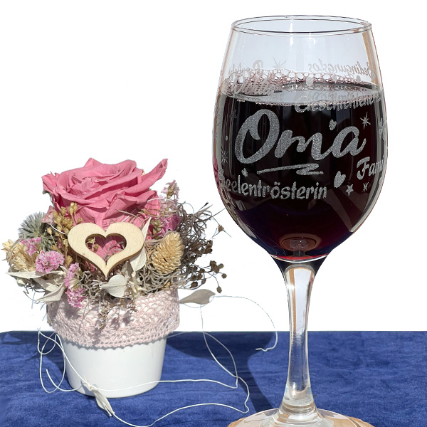 Graviertes Weinglas "Oma" mit positiven Eigenschaften