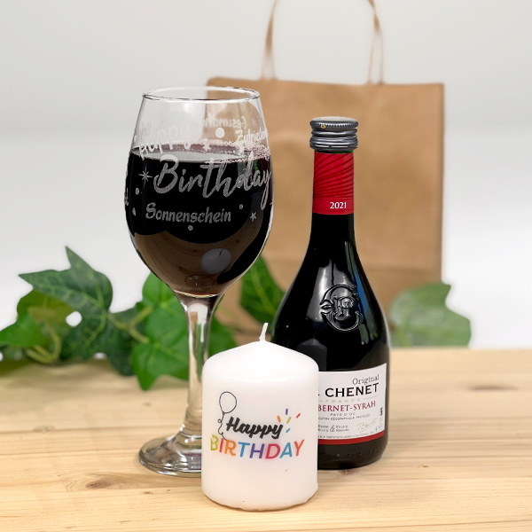 Wein-Geschenkset "Happy Birthday": graviertes Weinglas, Rotwein & Kerze