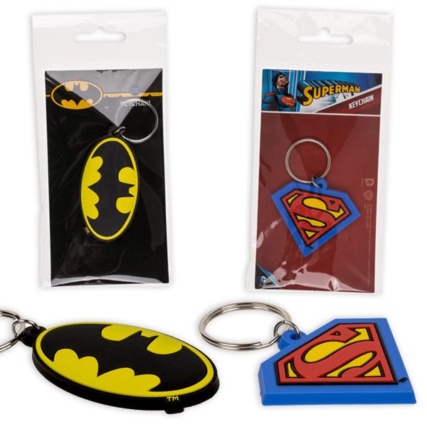 DC Shoes MONOGRAM Schlüsselanhänger – Superman Design In Knalligen Farben, Ca. 4 Cm Groß