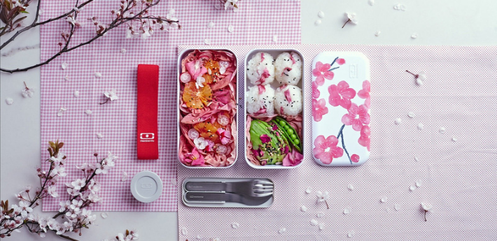 gefüllte Bento Box mit rosa Kirschblüten